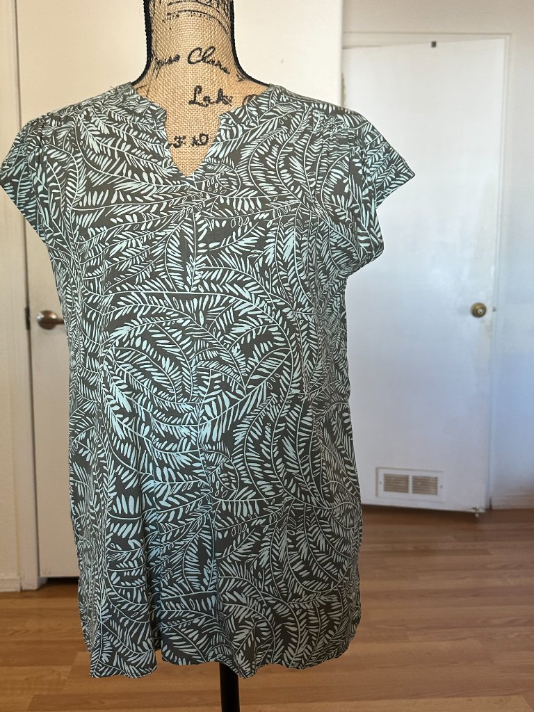 Liz Claiborne Size S Top Cap Sleeve V-Neck Office Casual Jungle Print